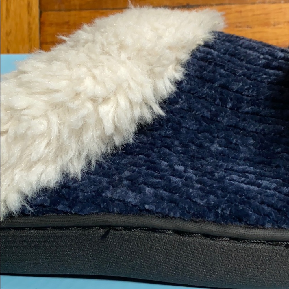 Women’s Isotoner memory foam house slippers - Picture 2 of 5